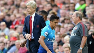 Arsene Wenger junto a Alexis Sánchez.