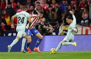 El brasileño recortó hacia dentro y buscó el primer palo cuando lo natural era buscar el segundo. Esto engañó a Oblak, que la tocó, pero no pudo sacarla. El Betis se adelantó en el partido.