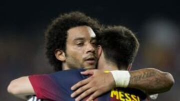 El defensa brasileño del Real Madrid Marcelo Vieira saluda al delantero argentino del FC. Barcelona Lionel Messi al término del partido de la décima jornada de Liga de Primera División, disputado esta tarde en el Camp Nou.