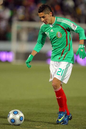 'Chema' jugó su primer partido con la verde en el 2009 mientras jugaba con Santos. En el mismo marcó su primer gol, pero luego no logró regularidad con sus clubes y un lugar en la oncena mexicana.