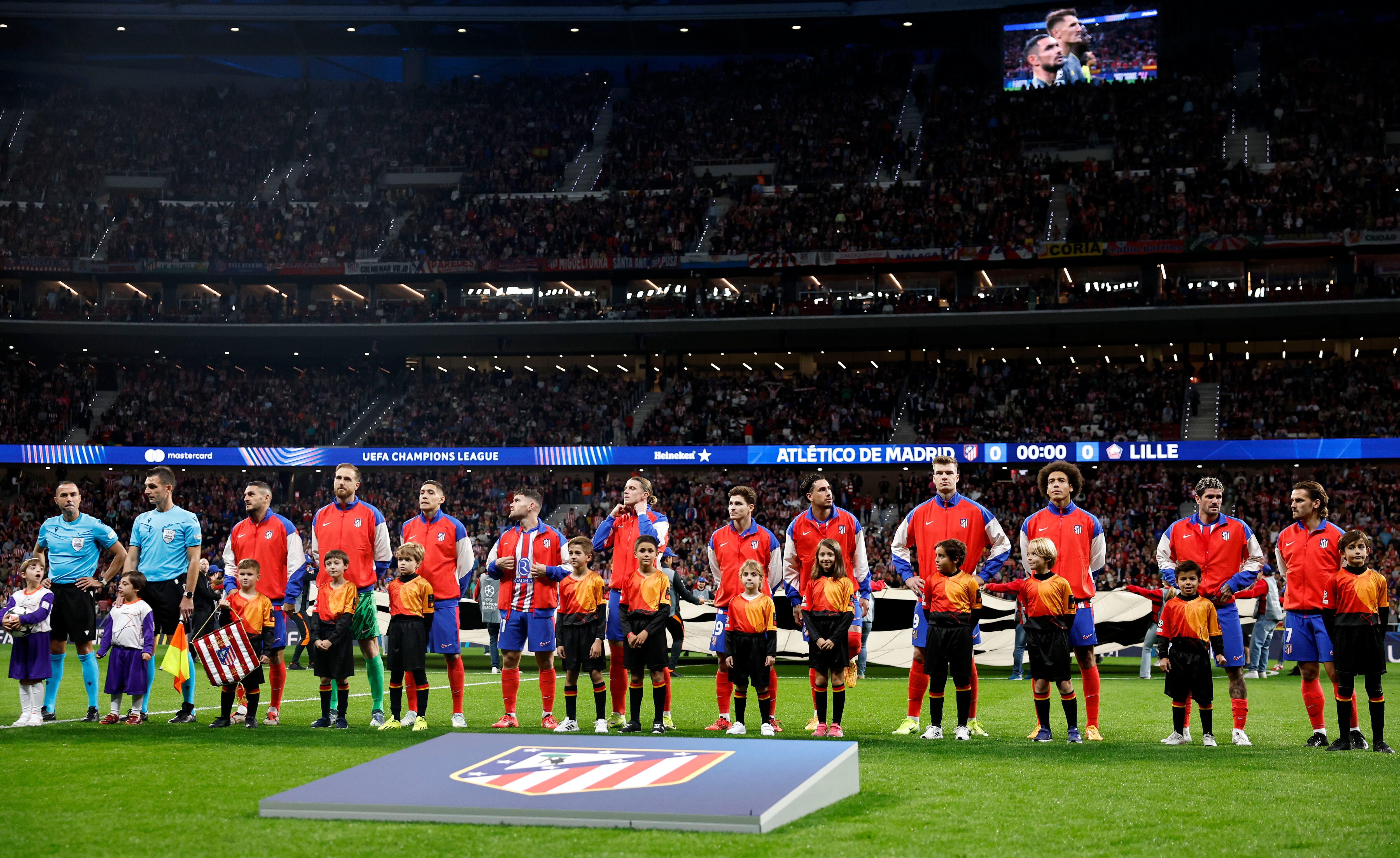 Los jugadores del Atlético antes del partido ante el Lille de la Champions 24-25 en el Metropolitano.