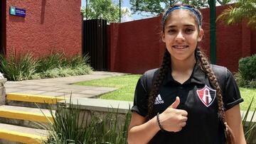 Tiene apenas 16 años de edad, pero analiza con frialdad lo que lastimosamente ocurre en algunas canchas de la Liga MX Femenil.