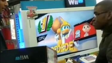Unos empleados regalan una Wii U a un chico que siempre jugaba en su tienda