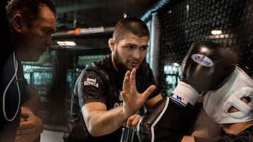 Khabib Nurmagomedov dirige a su primo Umar durante un entrenamiento.
