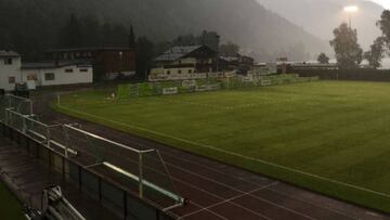 El encuentro del Bayer Leverkusen en Austria, tuvo que cancelarse a pocos minutos de haber arrancado por tormenta eléctrica.