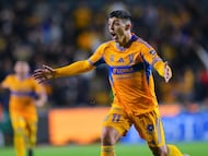 Juan Brunetta festeja un gol con los Tigres en el partido de la Jornada 3 ante los Diablos Rojos del Toluca.