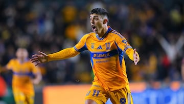 Juan Brunetta festeja un gol con los Tigres en el partido de la Jornada 3 ante los Diablos Rojos del Toluca.