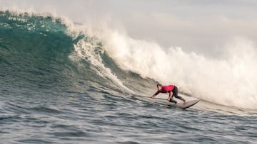 Una Paddle Surfista surfeando una ola gigante en la playa de Las Canteras, durante el Gran Canaria Pro-AM 2019. 