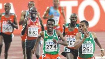 <b>INVENCIBLE. </b>Bekele precede en la meta a su compatriota Sileshi Sihine (274) y al keniano Moses Mosop.