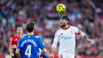 SEVILLA, 14/02/2026.- El defensa serbio del Sevilla Nemanja Gudelj (d) despeja el balón de cabeza durante el partido de la jornada 24 de LaLiga que Sevilla FC y Deportivo Alavés disputan hoy sábado en el estadio Ramón Sánchez-Pizjuán. EFE/José Manuel Vidal
