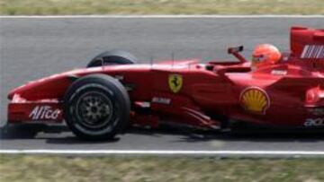 PRIMERA PRUEBA. Schumacher volvió a sentarse hoy en un bólido rojo después de haberse retirado en 2006.