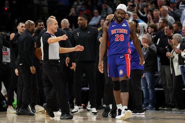 El pívot de los Detroit Pistons, Isaiah Stewart, reacciona tras la pelea entre algunos jugadores de los Detroit Pistons y los Minnesota Timberwolves.