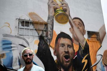 Está situado en el barrio de Palermo, en Buenos Aires. La obra, de unos seis metros de alto y cinco de ancho, ha sido realizada por el artista Maximiliano Bagnasco. En el mural aparece Messi levantando la Copa del Mundo junto al Dibu Martínez, Paulo Dybala y Rodrigo De Paul.