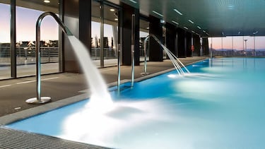Posee una gran sala de fisioterapia y una impresionante zona de hidroterapia compuesta por cuatro piscinas, dos piletas (agua fría y caliente), además de sauna y baño turco.