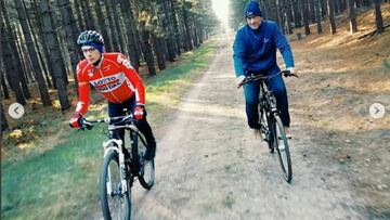 El ciclista belga Stig Broeckx rueda en bici de montaña por caminos.