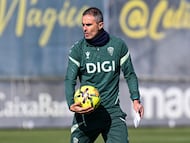 Gaizka Garitano en un entrenamiento en la Ciudad Deportiva Bahía Cádiz.