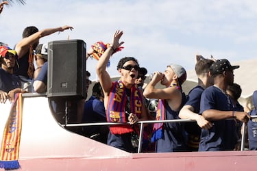 Los jugadores del Barça, la directiva y el cuerpo técnico celebran el triplete (Liga, Copa y Supercopa) entre los aficionados.

