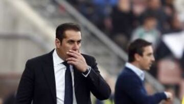 Jos&eacute; Ram&oacute;n Sandoval, en la banda del Estadio de Los C&aacute;rmenes durante el Granada - Valencia de Liga BBVA.