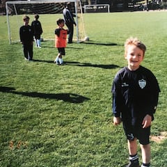 ¿Adivinas quién es este joven futbolista que ahora brilla en el tenis?