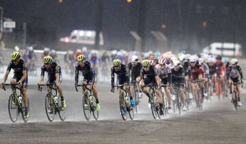 El Orica tira del pelotón de cara al sprint de Caleb Ewan.