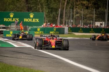 Fueron muchas veces este año las que Sainz tuvo que dedicarse a defender, y por encima de todas estuvo la de Monza para ganar a Leclerc el premio de celebrar el podio ante los 'tifosi'. Carlos dio una lección defensiva tras otra. Desde la pole, no pudo parar a los Red Bull aunque hizo lo posible, sobre todo con Pérez. Pero no podía permitir que su compañero le superarse con el recital que estaba dando. Ferrari, pese al riesgo de un doble abandono, les dejó jugar y fueron unas vueltas de infarto, con pasadas y repasadas al límite entre ambos pilotos de rojo, quizá su mayor duelo y se lo llevó Sainz. Ahí, si no lo había hecho ya, se ganó a Ferrari.