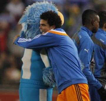 Pepe abraza la mascota perica durante los saludos antes del encuentro.