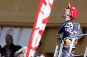 Jorge Lorenzo celebra la victoria de la carrera y el mundial de Moto GP.