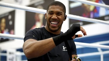 El pugilista británico se cuestionó si es válido el comparativo pero que eligiría a Tyson, pues su estilo de boxeo es parecido al de Joe Frazier.