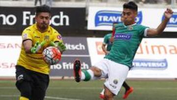 Felipe Mora -derecha- extendió su contrato con Audax hasta mediados de 2018.
