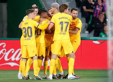 0-1. Robert Lewandowski celebra con sus compañeros de equipo el primer tanto que marca en el minuto 19.