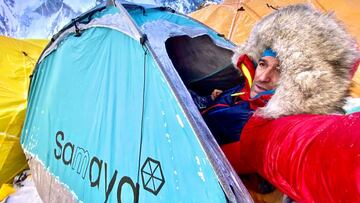 El monta&ntilde;ero Sergi MIingote se fotograf&iacute;a durante un descanso en la expedici&oacute;n invernal al K2.