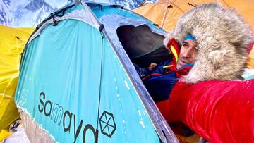 El montañero Sergi MIingote se fotografía durante un descanso en la expedición invernal al K2.