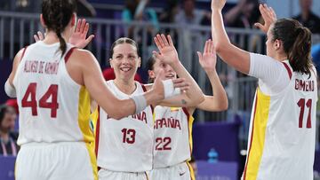 Las jugadoras de Espa?a celebran la victoria ante Azerbaiy¨¢n en su estreno ol¨ªmpico.