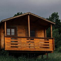 Compra la cabaña de sus sueños por 66.000 euros y el Ayuntamiento se lo derrumba todo en segundos