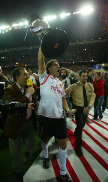 Se proclama Campeón de la Copa del Rey en 2008, marcando un gol en la misma final.