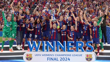 Las jugadoras del Barça celebran la Champions.