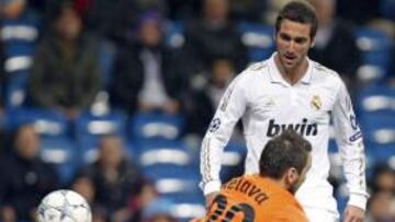 <b>PERLA DE HIGUAÍN. </b>Pipita supera a Kelava durante el partido contra el Dinamo de Zagreb.