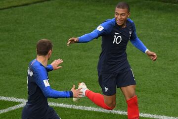 Francia 1-0 Perú | Kylian Mbappe y Griezmann celebran juntos el primer gol.