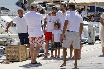 La familia Messi-Roccuzzo disfruta de unas id¨ªlicas vacaciones a bordo de un c¨®modo barco por las costas de las Islas Pitiusas, en Espa?a.