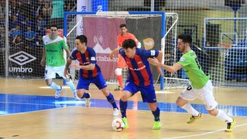 Roger avanza con el balón.