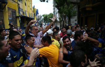 Aficionados de Boca celebrando el gol de Benedetto.