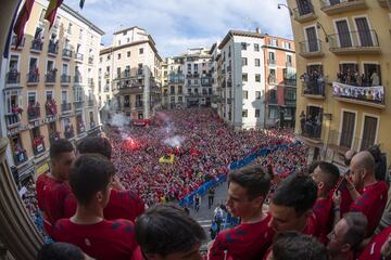 La plantilla de Osasuna en el balcón del Ayuntamiento de Pamplona arropados por los aficionados rojillos.