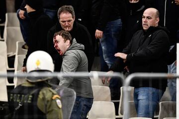 Durante los altercados de algunos aficionados del AEK la policia tuvo que intervenir. Los griegos asaltaron al campo y lanzaron bengalas a los seguidores del conjunto holandés. 