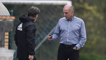 02/03/19 REAL OVIEDO ENTRENAMIENTO
ANGEL MARTIN DIRECTOR DEPORTIVO DEL REAL OVIEDO QUE ACABA DE FICHAR POR EL GETAFE LE REGALO UN RELOJ A ANQUELA