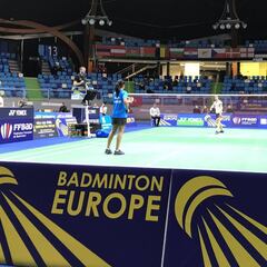 Debut agridulce de España: victoria masculina y derrota femenina