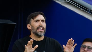 BARCELONA, 25/10/2025.-El entrenador del Elche Eder Sarabia, durante el partido de la jornada 10 de la LaLiga entre el Espanyol y el Elche, este sábado en el RCDE Stadium en barcelona.-EFE/ Toni Albir
