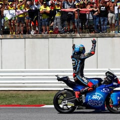 Victoria perfecta de Bagnaia y macarrada de Fenati con Manzi