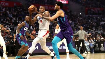 Serge Ibaka trata de avanzar ante la defensa de Charlotte Hornets.