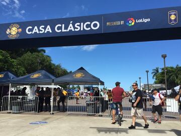 Los aficionados del FC Barcelona y Real Madrid estuvieron presentes en Casa Clásico para que Miami se tiñera de blaugrana y blanco.