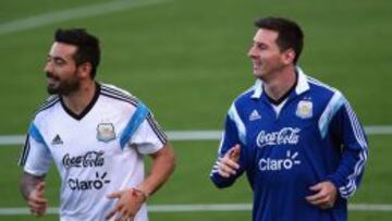 Ezequiel Lavezzi, con Messi en el entrenamiento.